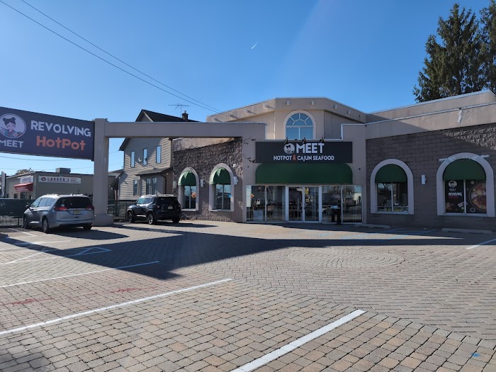 Meet Revolving Hotpot & Cajun Seafood